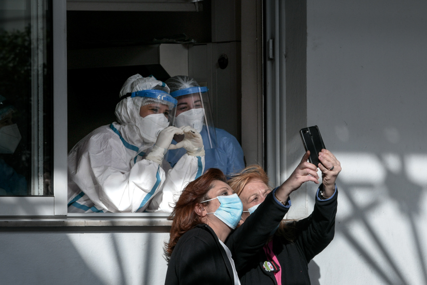 Κορωνοϊός: Η Ελλάδα εμβολιάζεται - Ανοίγει «παράθυρο ελπίδας» στη μάχη κατά της πανδημίας