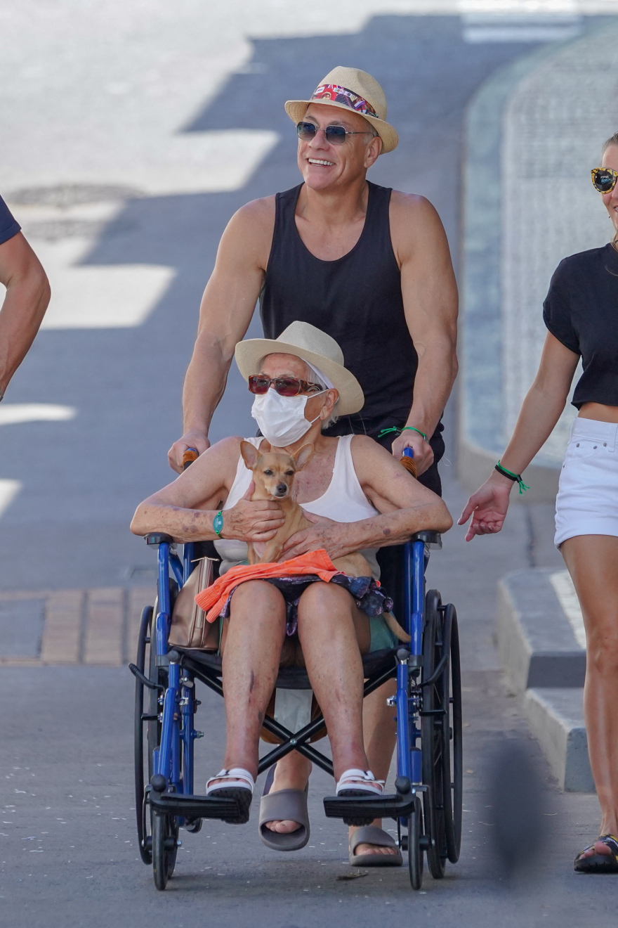 Ζαν Κλοντ Βαν Νταμ: Και οι σκληροί έχουν καρδιά - Χριστούγεννα με τη μαμά του στην Καραϊβική 