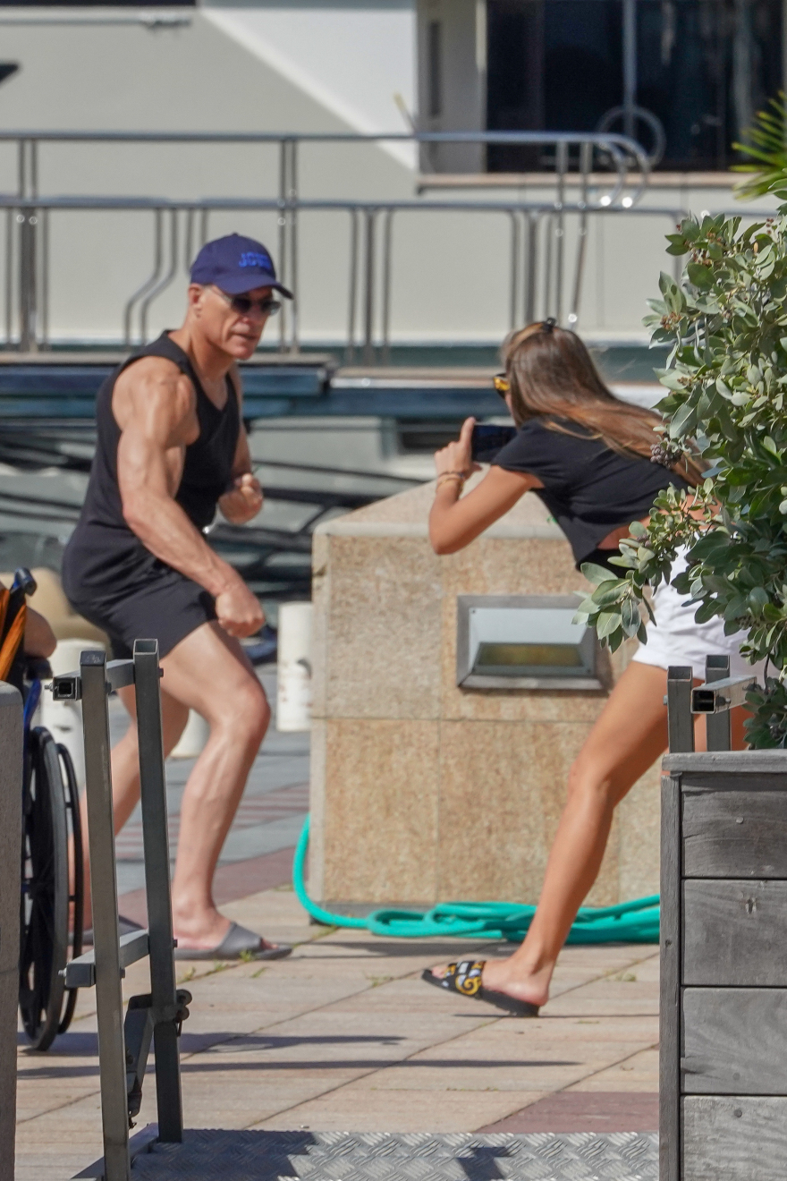 Ζαν Κλοντ Βαν Νταμ: Και οι σκληροί έχουν καρδιά - Χριστούγεννα με τη μαμά του στην Καραϊβική 