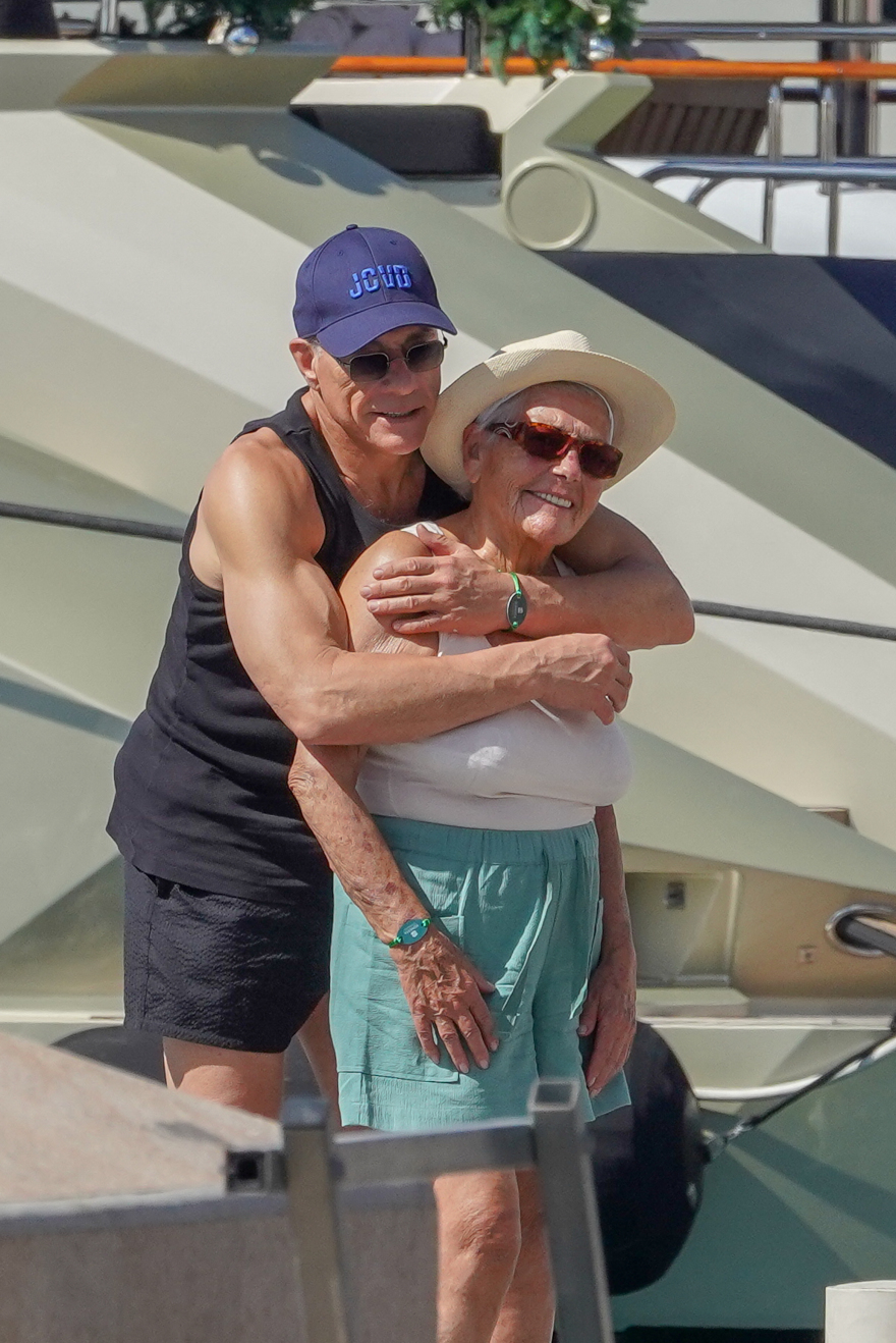 Ζαν Κλοντ Βαν Νταμ: Και οι σκληροί έχουν καρδιά - Χριστούγεννα με τη μαμά του στην Καραϊβική 