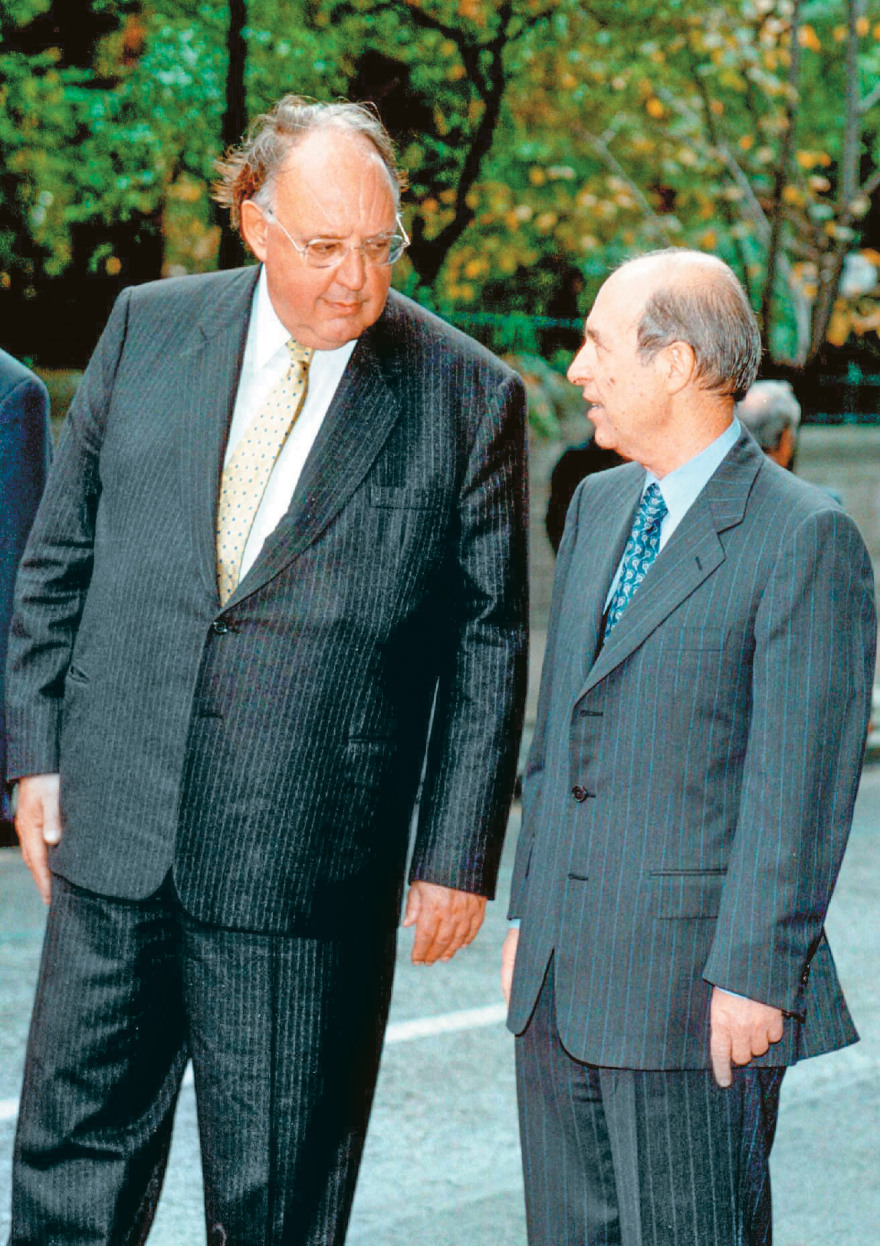 Το νέο βιβλίο του Θ. Πάγκαλου: «Nομίζαμε ότι στη βαλίτσα ο Οτσαλάν είχε εκρηκτικά κι αυτός είχε εκατονταδόλαρα»