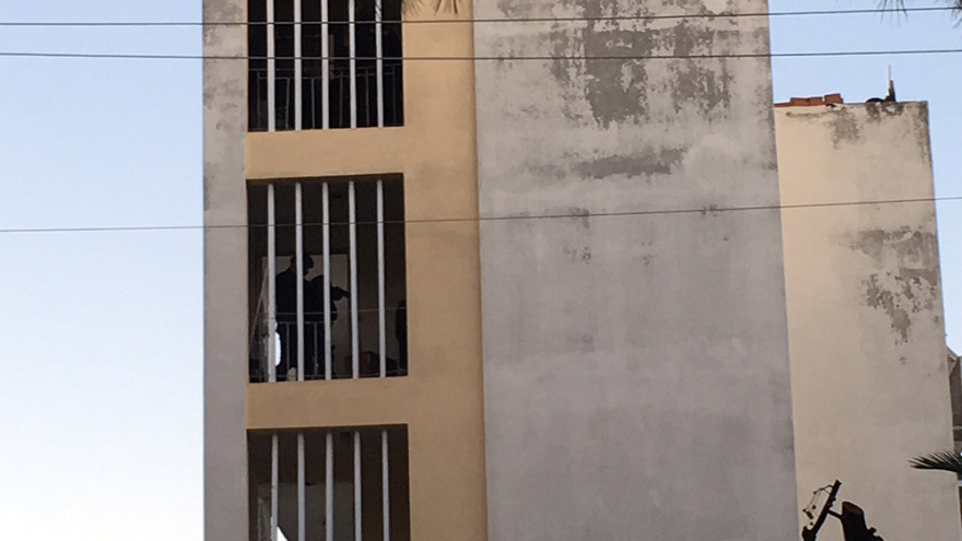 Έφοδος των ΕΚΑΜ στο σπίτι του ταμπουρωμένου Ρομά - Δείτε βίντεο