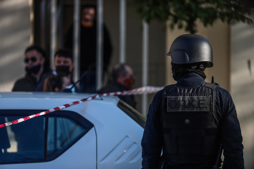 Έφοδος των ΕΚΑΜ στο σπίτι του ταμπουρωμένου Ρομά - Δείτε βίντεο