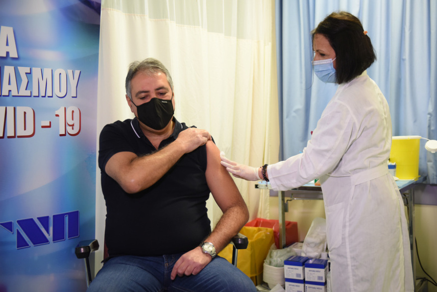 Κορωνοϊός: Ξεκίνησαν οι εμβολιασμοί στην Πάτρα - Εμβολιάστηκε η Ζωή Ράπτη