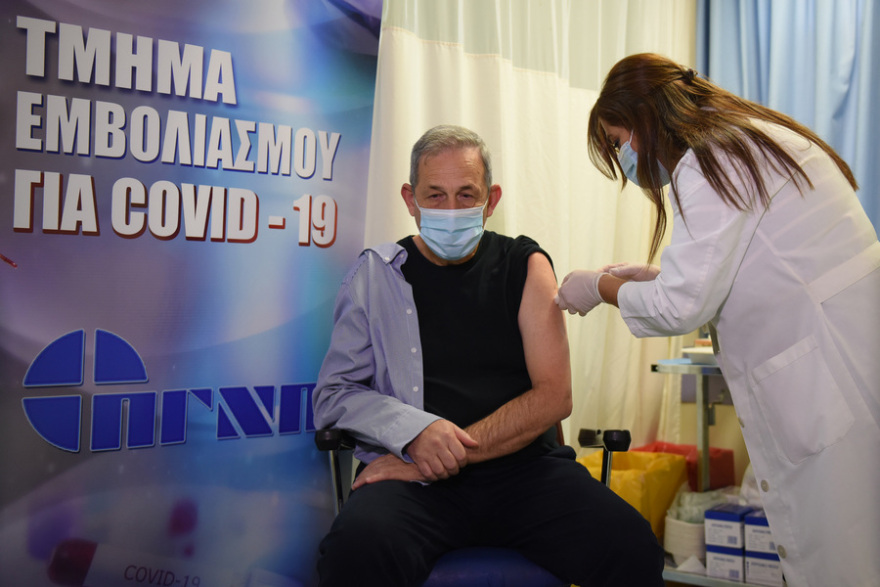 Κορωνοϊός: Ξεκίνησαν οι εμβολιασμοί στην Πάτρα - Εμβολιάστηκε η Ζωή Ράπτη