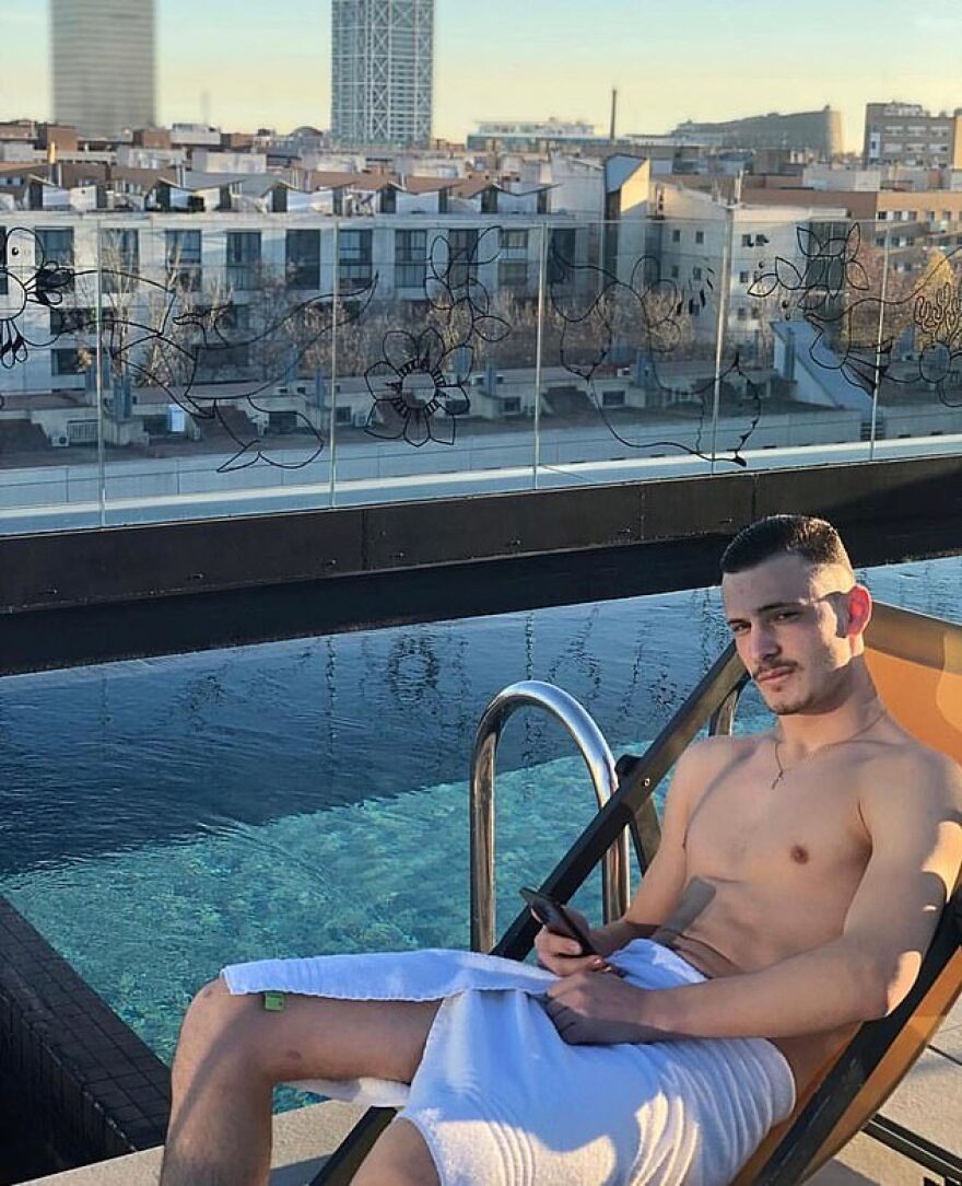 Daily Mail: Αλβανός ράπερ ποστάρει «οδηγίες» για να μπει κανείς παράνομα στη Βρετανία