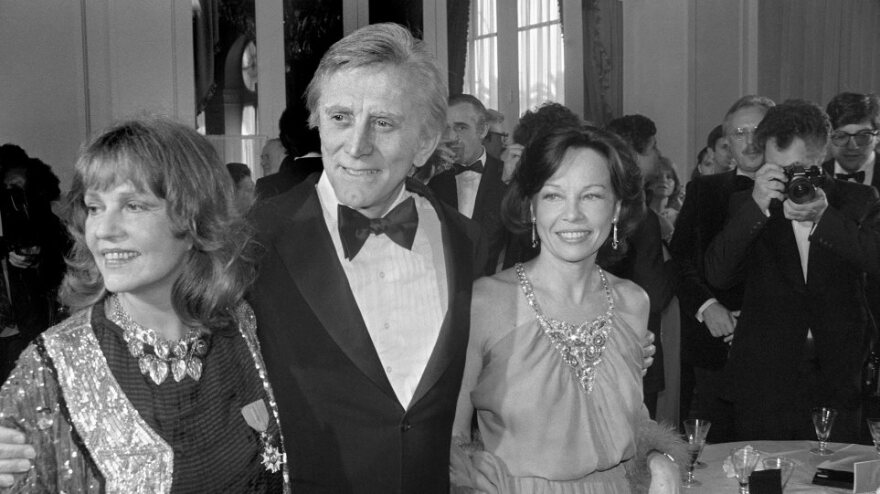 Ποιοι διάσημοι πέθαναν το 2020: Από τον Κόμπι Μπράιαντ μέχρι τον Μαραντόνα και τον Πιερ Καρντέν