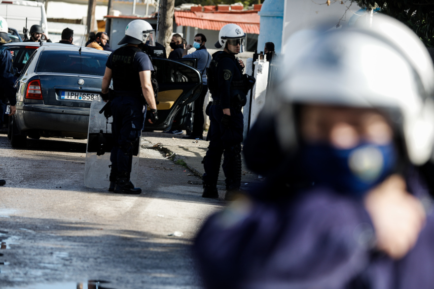 Μέγαρα: Εφοδος των ΕΚΑΜ στον καταυλισμό των Ρομά