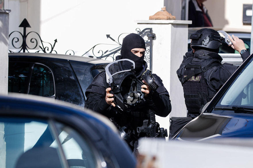 Μέγαρα: Εφοδος των ΕΚΑΜ στον καταυλισμό των Ρομά