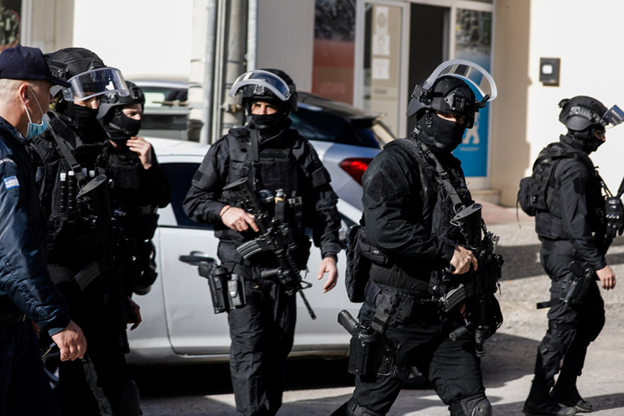 Μέγαρα: Εφοδος των ΕΚΑΜ στον καταυλισμό των Ρομά