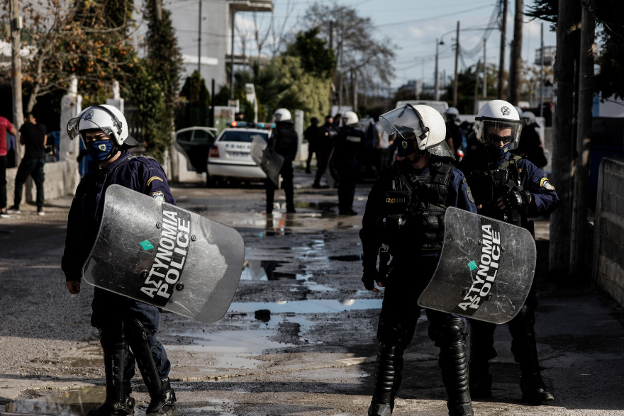Μέγαρα: Εφοδος των ΕΚΑΜ στον καταυλισμό των Ρομά