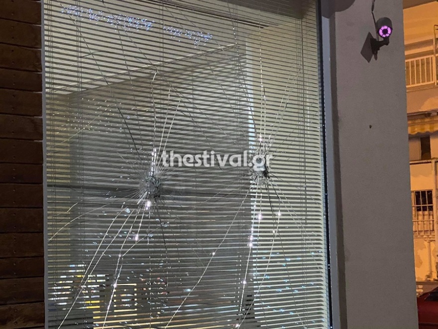 Θεσσαλονίκη: Επίθεση με βαριοπούλες σε υποκατάστημα τράπεζας (βίντεο)