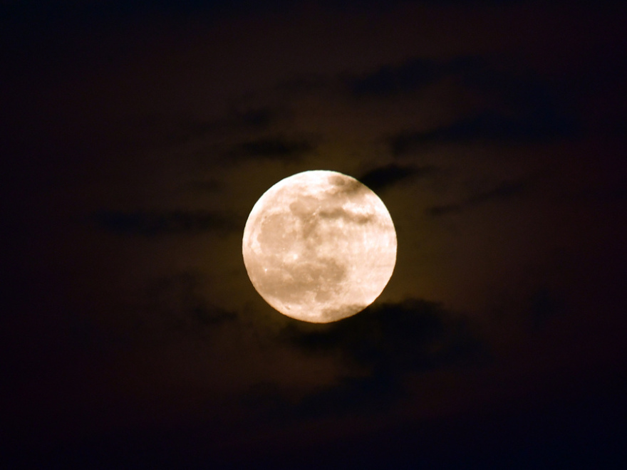 Φωτογραφίες: Η τελευταία πανσέληνος του έτους - Το 2020 κλείνει με το «παγωμένο φεγγάρι»