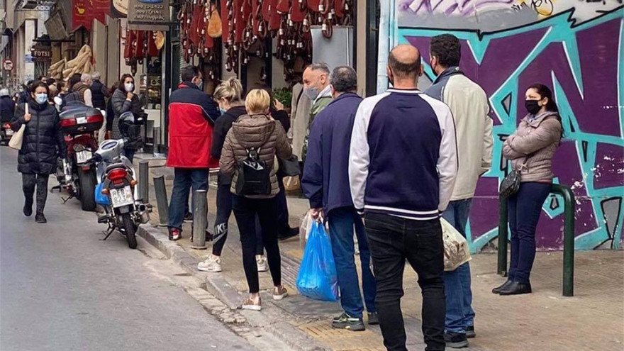 Παραμονή Πρωτοχρονιάς: Αυξημένη η κίνηση στην αγορά της Αθήνας - Ουρές στη Θεσσαλονίκη