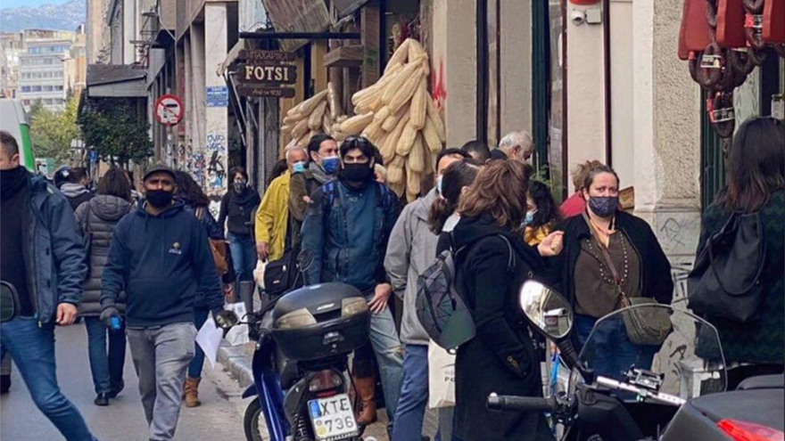 Παραμονή Πρωτοχρονιάς: Αυξημένη η κίνηση στην αγορά της Αθήνας - Ουρές στη Θεσσαλονίκη