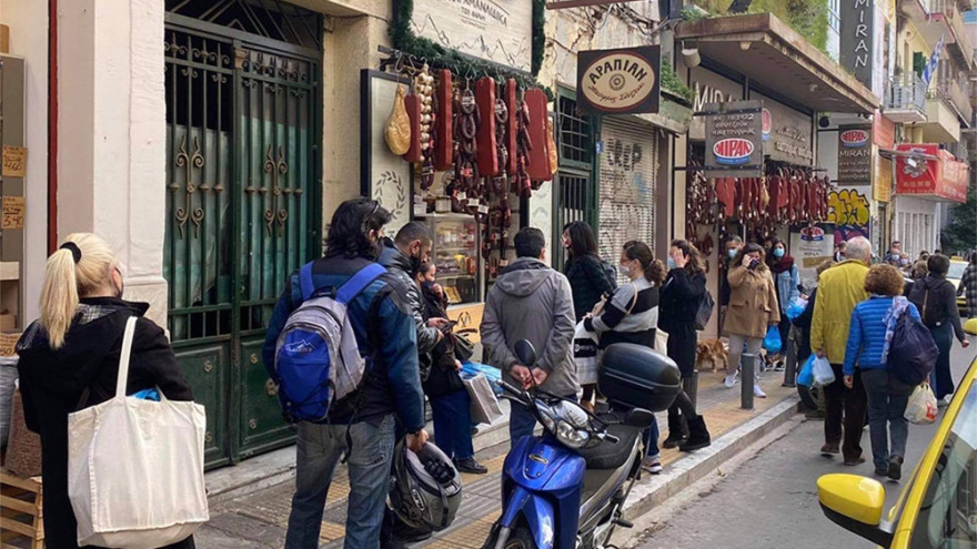 Παραμονή Πρωτοχρονιάς: Αυξημένη η κίνηση στην αγορά της Αθήνας - Ουρές στη Θεσσαλονίκη