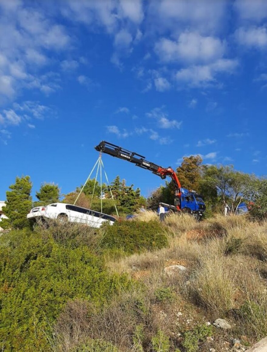 Απίστευτο ατύχημα στη Πεντέλη: Λιμουζίνα έφυγε στο γκρεμό! Αλώβητος βγήκε ο οδηγός