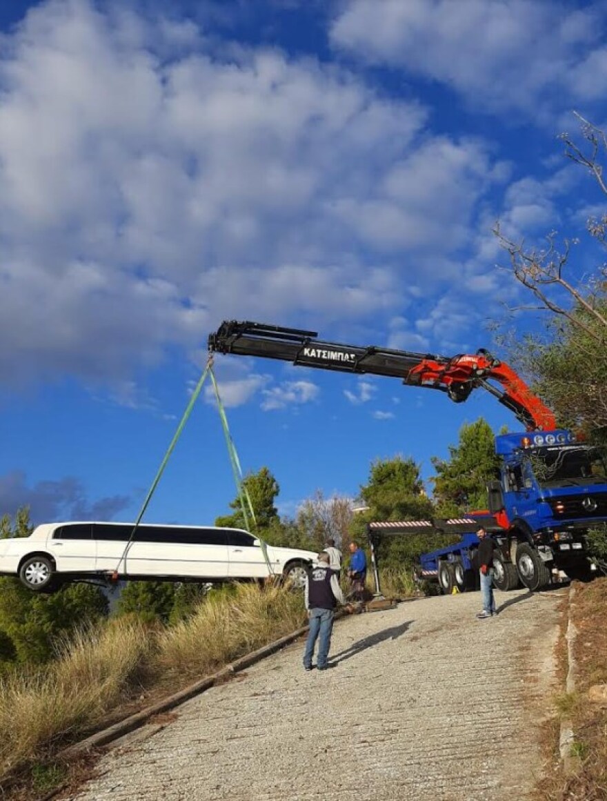 Απίστευτο ατύχημα στη Πεντέλη: Λιμουζίνα έφυγε στο γκρεμό! Αλώβητος βγήκε ο οδηγός