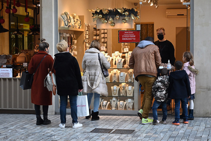 Παραμονή Πρωτοχρονιάς: Αυξημένη η κίνηση στην αγορά της Αθήνας - Ουρές στη Θεσσαλονίκη
