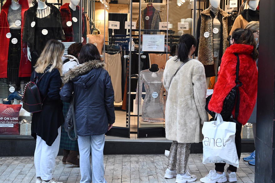 Παραμονή Πρωτοχρονιάς: Αυξημένη η κίνηση στην αγορά της Αθήνας - Ουρές στη Θεσσαλονίκη