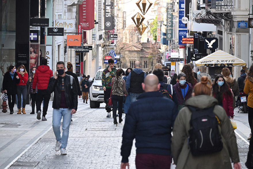 Παραμονή Πρωτοχρονιάς: Αυξημένη η κίνηση στην αγορά της Αθήνας - Ουρές στη Θεσσαλονίκη