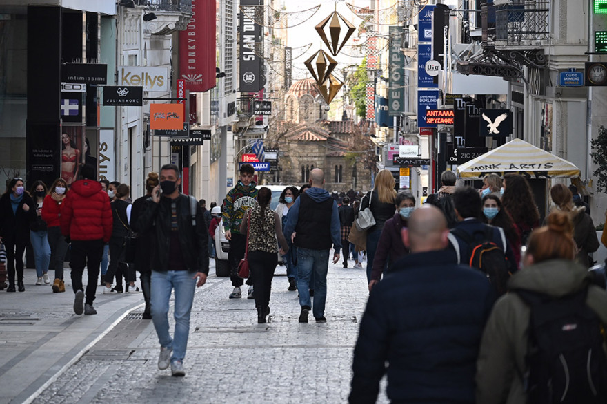 Παραμονή Πρωτοχρονιάς: Αυξημένη η κίνηση στην αγορά της Αθήνας - Ουρές στη Θεσσαλονίκη