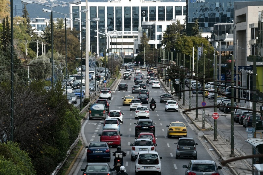 Παραμονή Πρωτοχρονιάς: Τρέχουν για τα τελευταία ψώνια - Αυξημένη η κίνηση σε Αθήνα και Θεσσαλονίκη