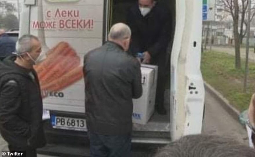 Κορωνοϊός - Βουλγαρία: Σάλος από τη μεταφορά των εμβολίων σε φορτηγά... για λουκάνικα!