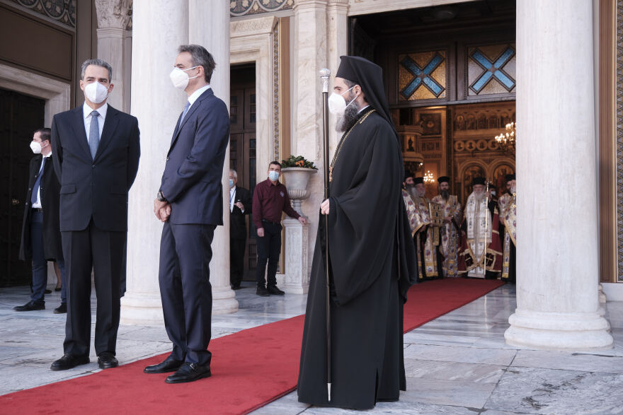 Μητσοτάκης και Σακελλαροπούλου παρακολούθησαν την πρωτοχρονιάτικη δοξολογία στη Μητρόπολη Αθηνών
