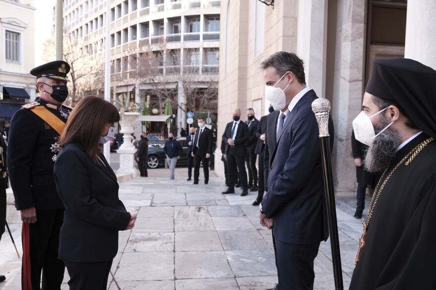Μητσοτάκης και Σακελλαροπούλου παρακολούθησαν την πρωτοχρονιάτικη δοξολογία στη Μητρόπολη Αθηνών