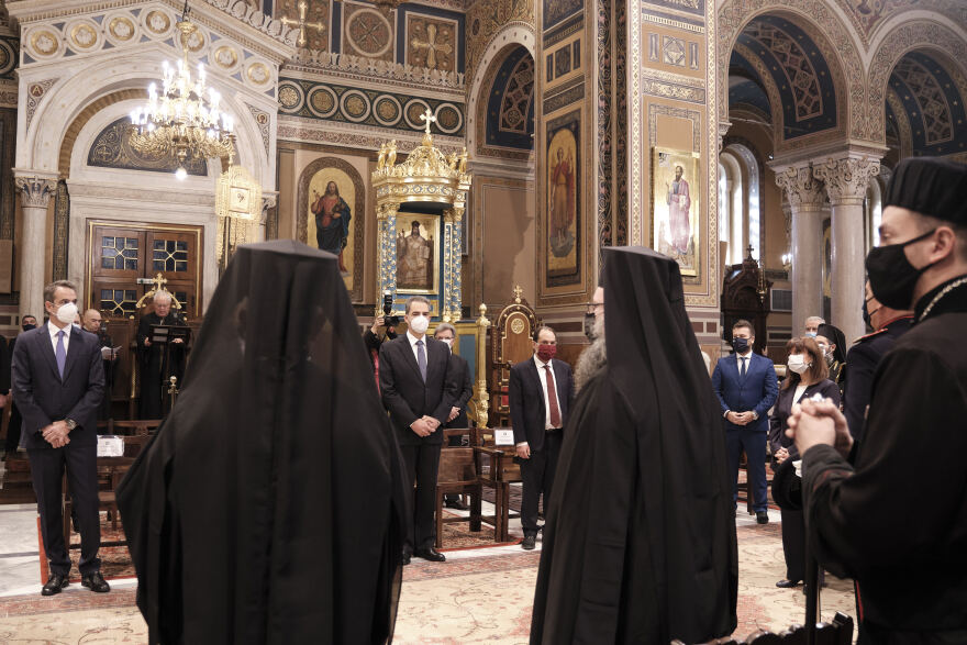 Μητσοτάκης και Σακελλαροπούλου παρακολούθησαν την πρωτοχρονιάτικη δοξολογία στη Μητρόπολη Αθηνών