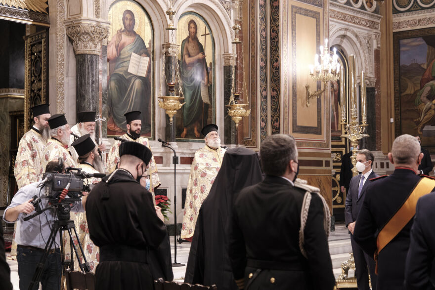 Μητσοτάκης και Σακελλαροπούλου παρακολούθησαν την πρωτοχρονιάτικη δοξολογία στη Μητρόπολη Αθηνών