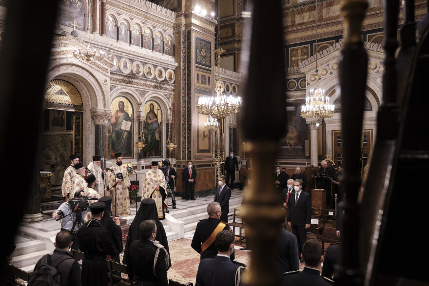 Μητσοτάκης και Σακελλαροπούλου παρακολούθησαν την πρωτοχρονιάτικη δοξολογία στη Μητρόπολη Αθηνών
