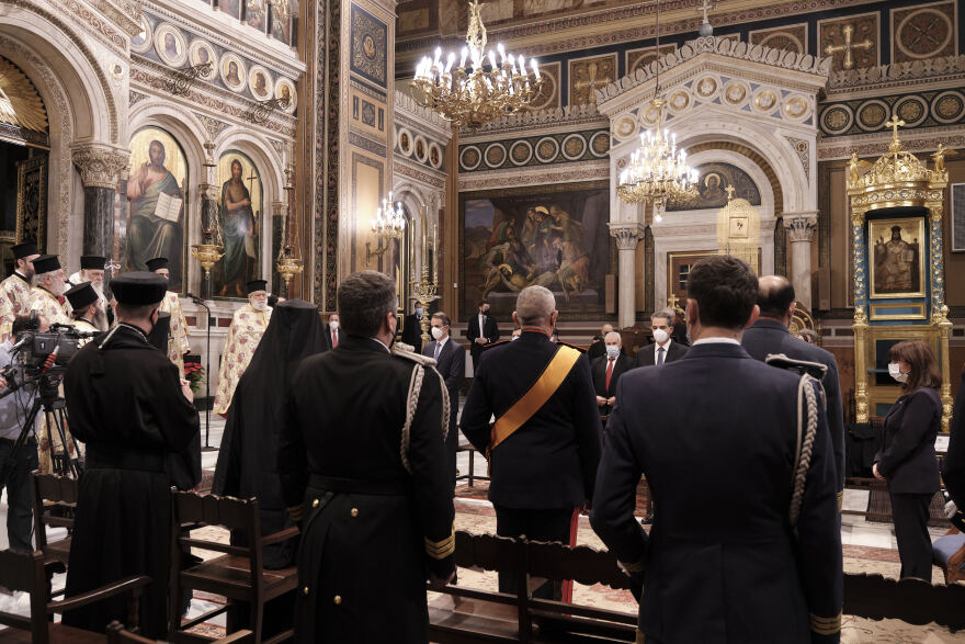 Μητσοτάκης και Σακελλαροπούλου παρακολούθησαν την πρωτοχρονιάτικη δοξολογία στη Μητρόπολη Αθηνών