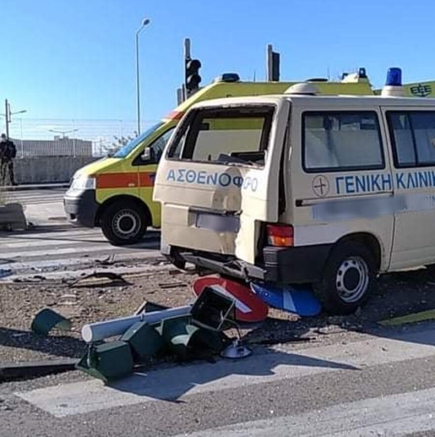 Αγρίνιο: Σφοδρή σύγκρουση ασθενοφόρου με ΙΧ - Δυο τραυματίες