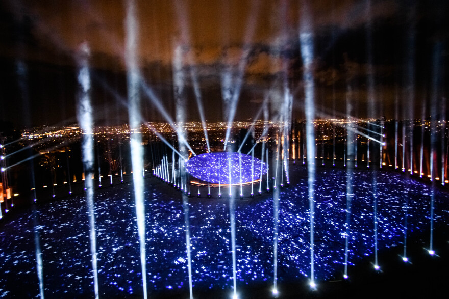 Δήμος Αθηναίων: Με λάμψη, συναίσθημα και συμβολισμούς υποδέχθηκε το 2021 στον Λυκαβηττό