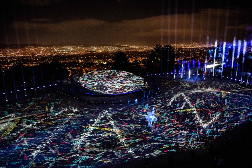 Δήμος Αθηναίων: Με λάμψη, συναίσθημα και συμβολισμούς υποδέχθηκε το 2021 στον Λυκαβηττό