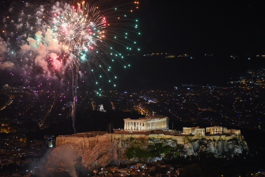 Δήμος Αθηναίων: Με λάμψη, συναίσθημα και συμβολισμούς υποδέχθηκε το 2021 στον Λυκαβηττό