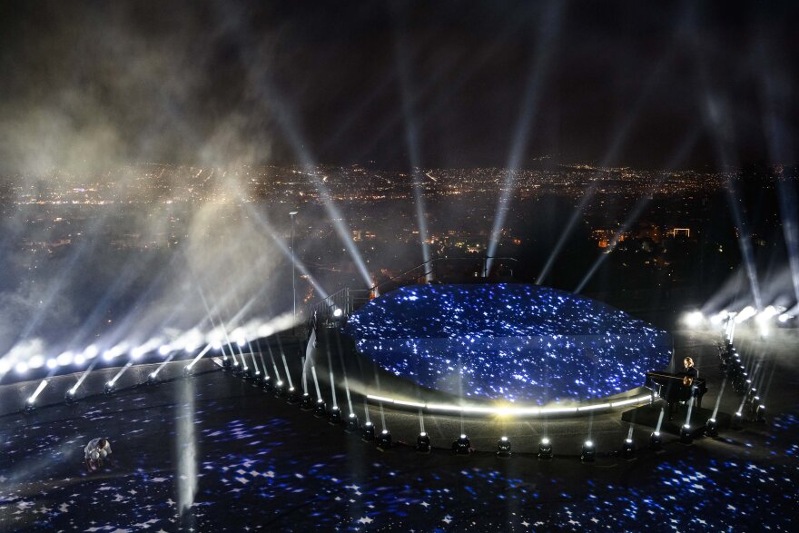 Δήμος Αθηναίων: Με λάμψη, συναίσθημα και συμβολισμούς υποδέχθηκε το 2021 στον Λυκαβηττό