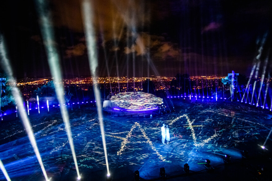 Δήμος Αθηναίων: Με λάμψη, συναίσθημα και συμβολισμούς υποδέχθηκε το 2021 στον Λυκαβηττό