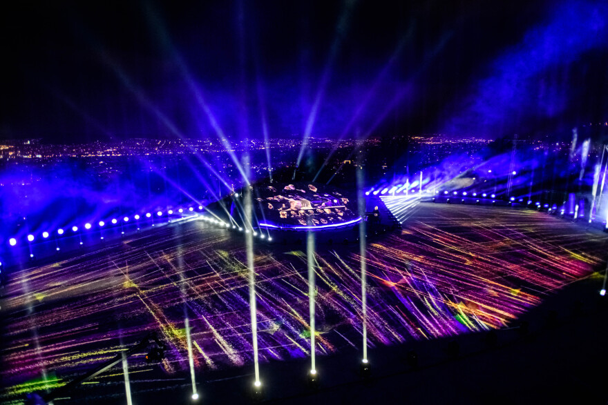 Δήμος Αθηναίων: Με λάμψη, συναίσθημα και συμβολισμούς υποδέχθηκε το 2021 στον Λυκαβηττό