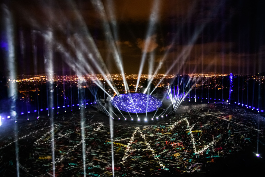 Δήμος Αθηναίων: Με λάμψη, συναίσθημα και συμβολισμούς υποδέχθηκε το 2021 στον Λυκαβηττό