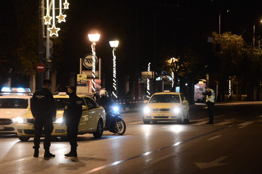 «Φρούριο» η Αθήνα την παραμονή Πρωτοχρονιάς - Αδειοι οι δρόμοι στο κέντρο