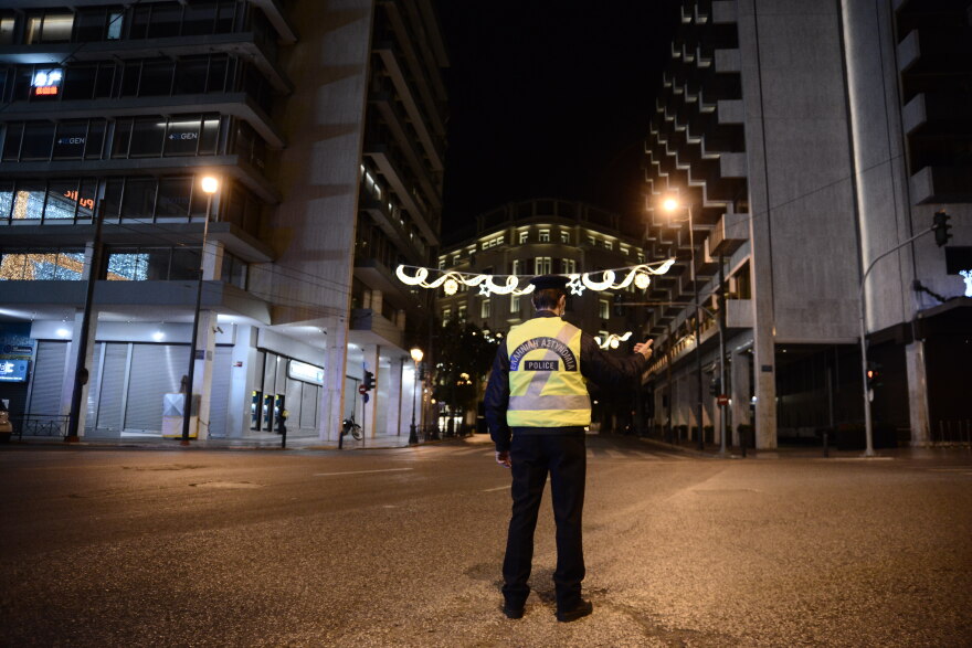 «Φρούριο» η Αθήνα την παραμονή Πρωτοχρονιάς - Αδειοι οι δρόμοι στο κέντρο