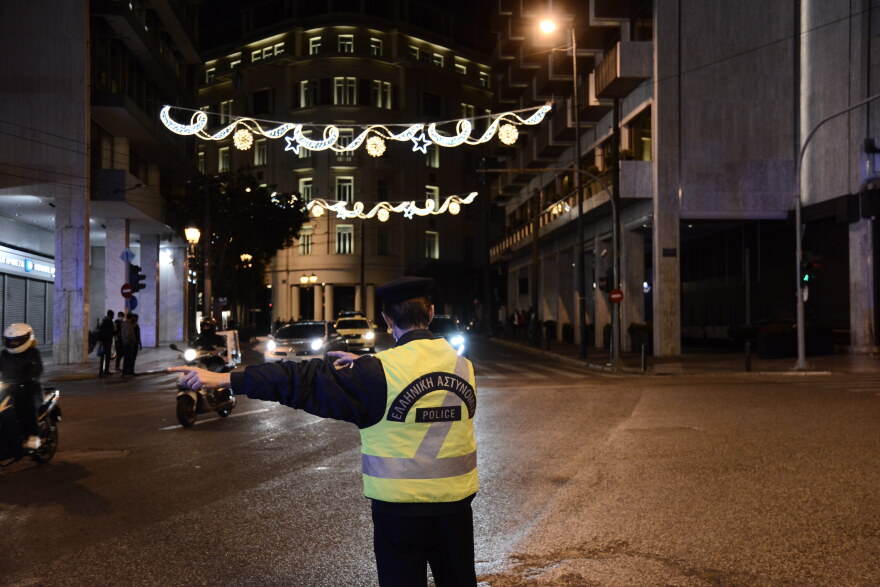 «Φρούριο» η Αθήνα την παραμονή Πρωτοχρονιάς - Αδειοι οι δρόμοι στο κέντρο