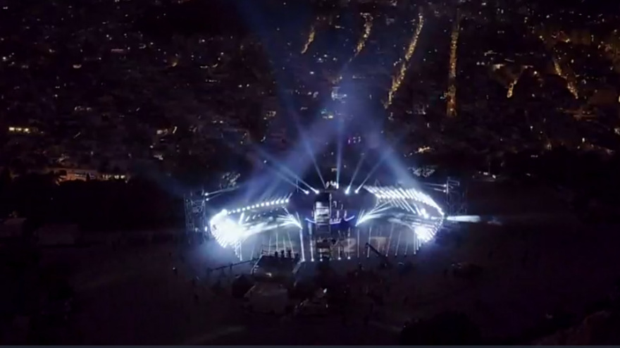 Με ένα φαντασμαγορικό θέαμα η Αθήνα υποδέχτηκε το 2021