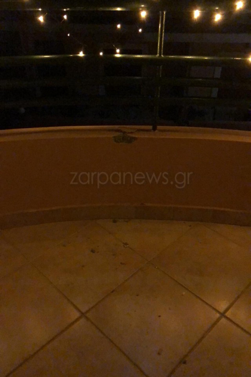 Παραλίγο τραγωδία στην Κρήτη: Σφαίρα «χτύπησε» σε μπαλκόνι σπιτιού με κόσμο στην αλλαγή του χρόνου