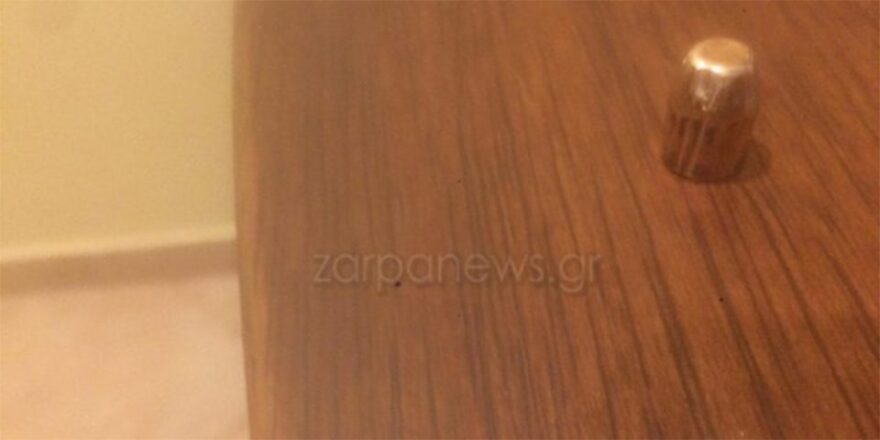Παραλίγο τραγωδία στην Κρήτη: Σφαίρα «χτύπησε» σε μπαλκόνι σπιτιού με κόσμο στην αλλαγή του χρόνου
