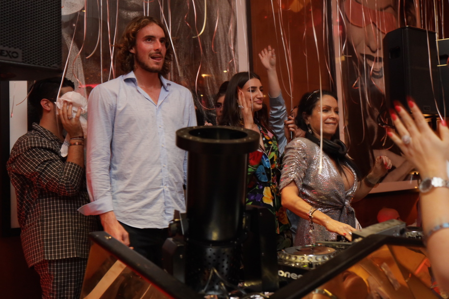 Στέφανος Τσιτσιπάς: Το πριβέ ξεφάντωμά του στο «ελεύθερο» Ντουμπάι - Δείτε αποκλειστικά βίντεο και φωτογραφίες