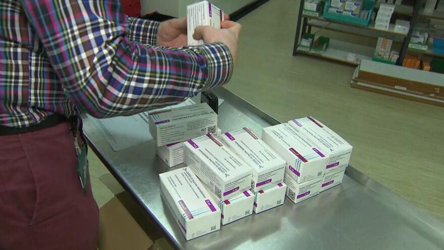 Κορωνοϊός: Ξεκίνησε η διανομή του εμβολίου της AstraZeneca σε νοσοκομεία της Βρετανίας 